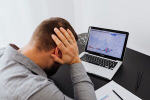 יד על הראש תוך כדי התסכלות במחשב